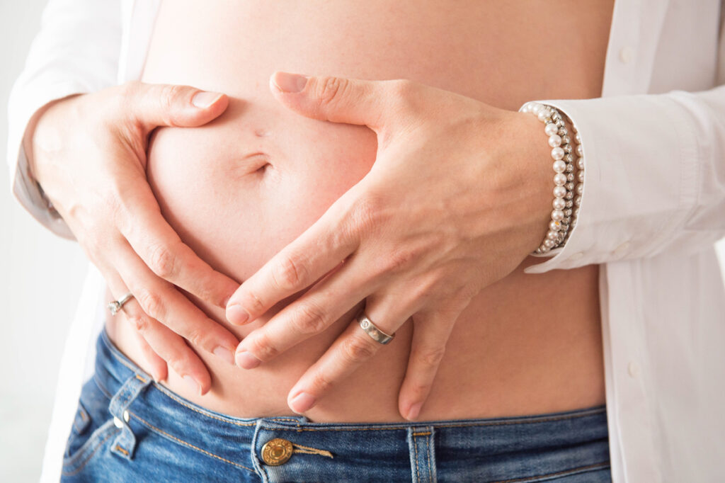 Síntomas premenstruales molestos, como dolores de cabeza o retención de líquidos